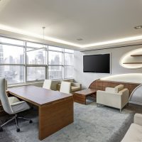 深夜网站内容主编林砚在夜间办公室审阅条目说明，桌面台灯暖光与屏幕冷光交叠，神情专注