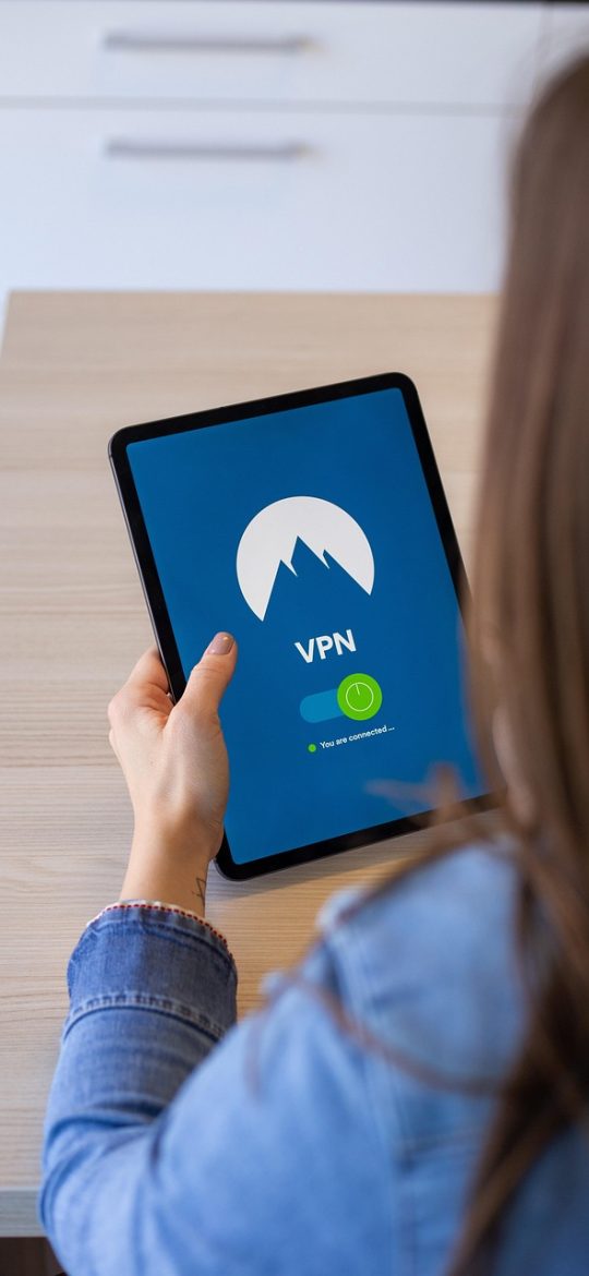 深夜网站 App 网络设置界面截图，列出多个节点名称与实时延迟数值，右侧以颜色徽章标注畅通或拥挤状态，底部有自动优选开关